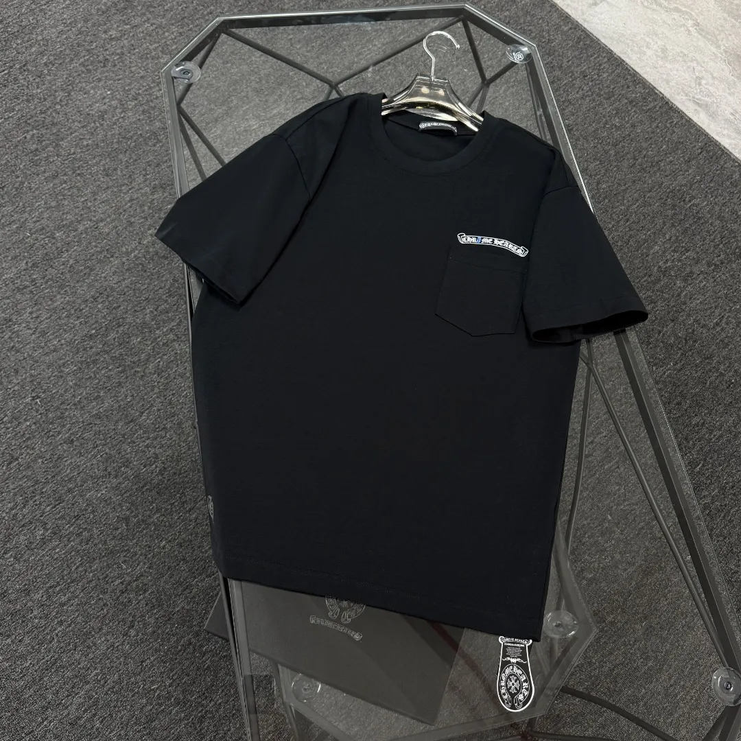 P180 Chrome Hearts Chrome Hearts 25 high-end versions. The fabric is made of 300 grams of high-density pure cotton. It does not deform or shrink. It has three labels. It is the same style for men and women. Technology: suede foaming + digital printing. Color: white, black. SIZE: S-XL.